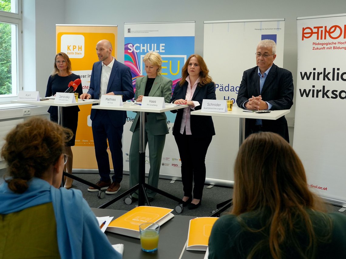 von links nach rechts: Rektorin Beatrix Karl (Vorsitzende der Rektor:innenkonferenz und Rektorin PH Steiermark), Rektor Janovsky (KPH Edith Stein), Rektorin Regine Mathies (PH Tirol), Rektorin Haas (PH Vorarlberg), Schnider (Vorsitzender des Qualitätssicherungsrats für Pädagoginnen- und Pädagogenbildung)