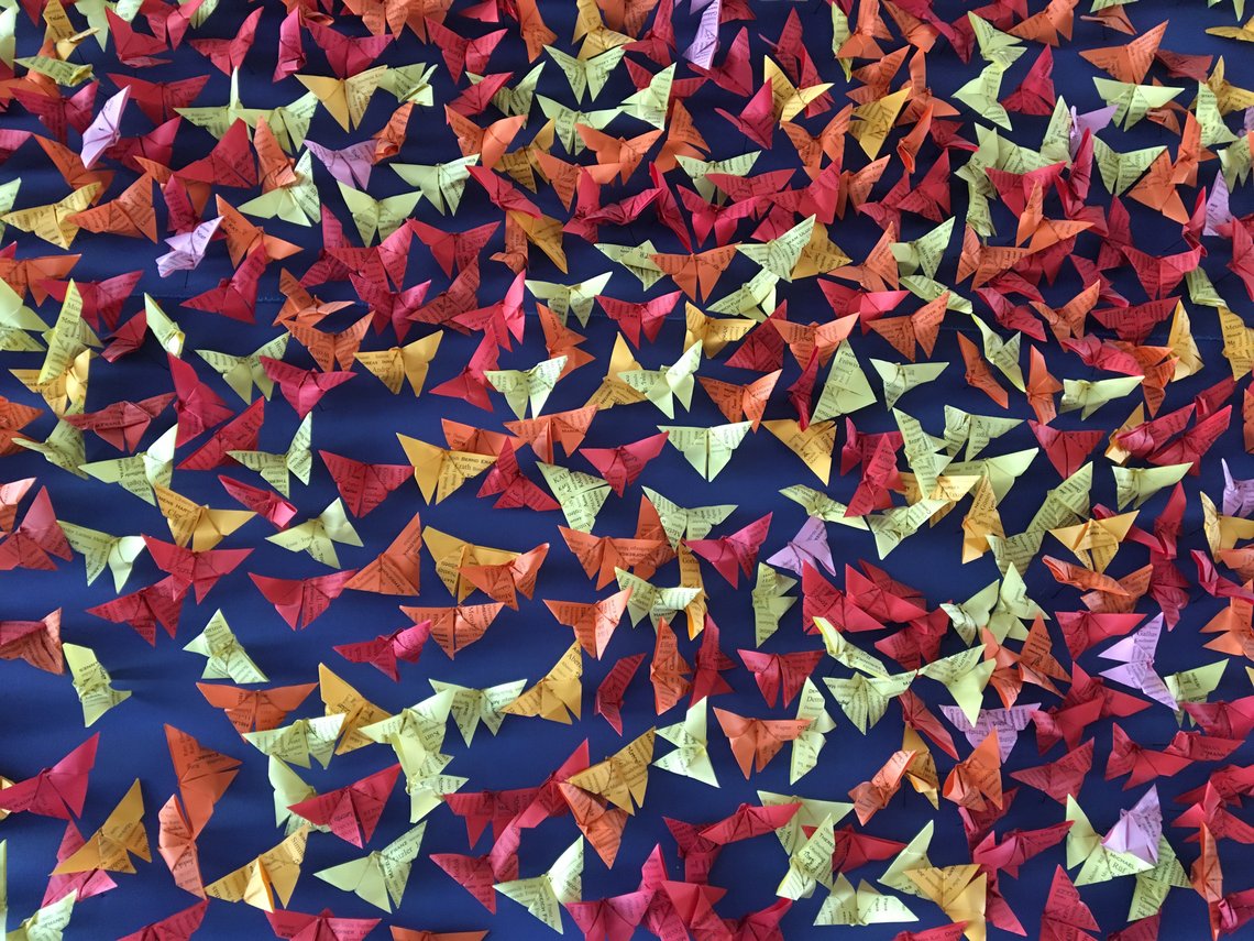 Foto: Doris Gilgenreiner - Schmetterlinge mit Namen von Schüler/innen gesehen in der Aula der NMS Bezau