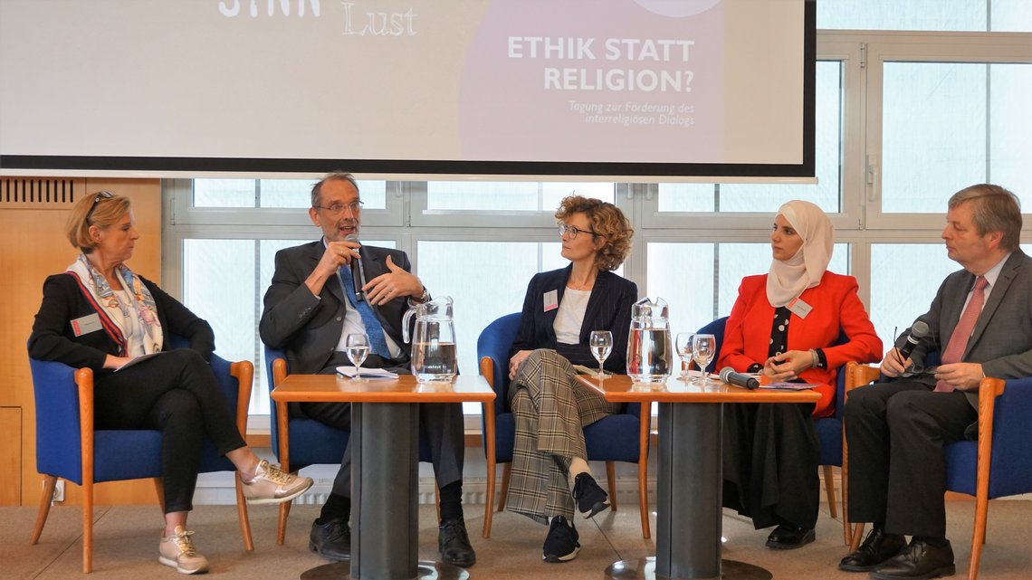 v.l.: Andrea Pinz (Schulamt ED Wien), BM Heinz Faßmann, Bettina Bussmann (Uni Salzburg), Amani Abuzahra (Wien), Franz Gmeiner-Pranzl (Uni Salzburg) - Foto: kathpress / Henning Klingen