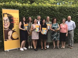 Die Absolvent:innen: Charleen Michelle Brandl, Barbara Ender, Igla Weber, Thomas Schuler, Sabrina Feuerstein, Carina Rädler, Sabine Violand | Teresa Peter, Hans Peter Tiefenthaler