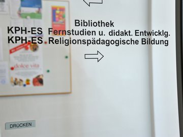 KPH Edith Stein. Beschilderung Bibliothek