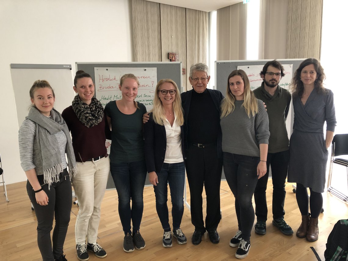 Foto: Sarah Burtscher. Studierende im Schwerpunkt Religion mit Bischof Kräutler und Institutsleiterin Dr. Petra Steinmair-Pösel