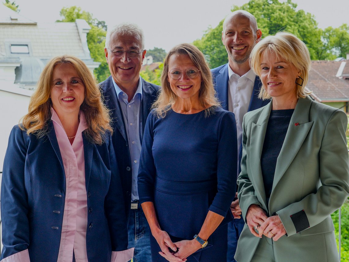 vorne von links nach rechts: Rektorin Haas (PH Vorarlberg), Rektorin Beatrix Karl (Vorsitzende der Rektor:innenkonferenz und Rektorin PH Steiermark), Rektorin Regine Mathies (PH Tirol); hinten von links nach rechts: Schnider (Vorsitzender des Qualitätssicherungsrats für Pädagoginnen- und Pädagogenbildung), Rektor Janovsky (KPH Edith Stein)